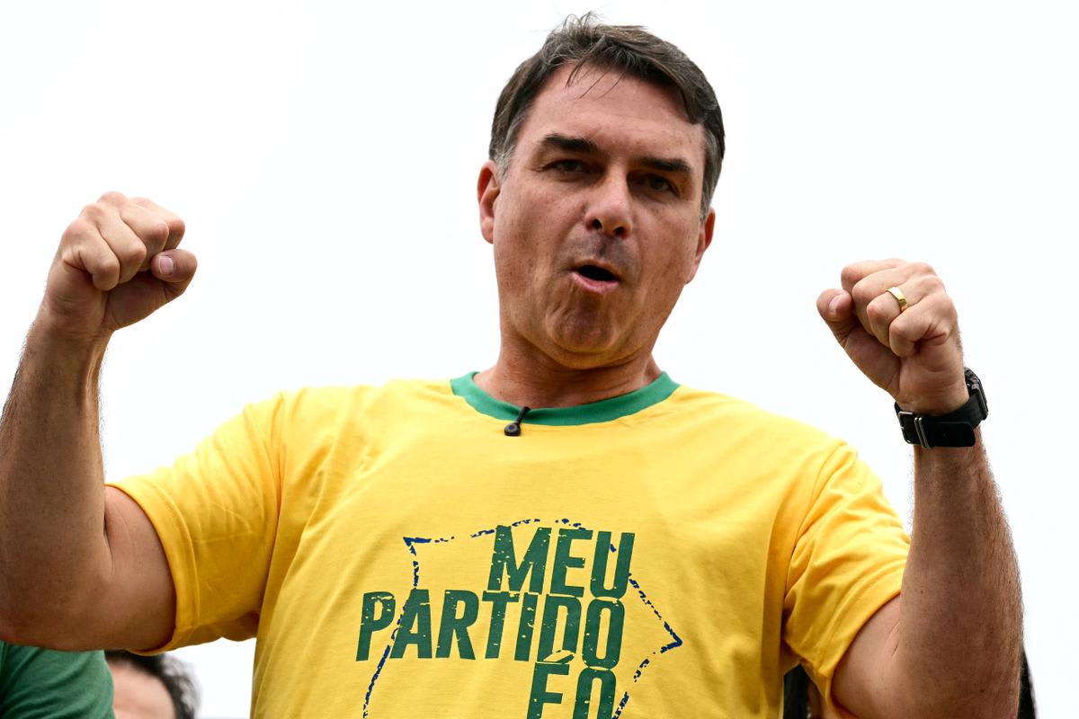 Brésil : le candidat Flávio Bolsonaro visé par une enquête pour corruption