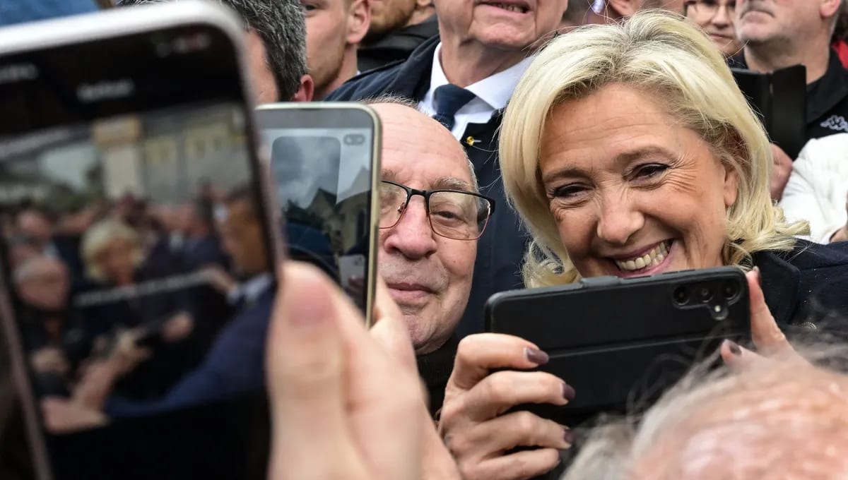 Présidentielle : Marine Le Pen s'impose en favorite incontestée des sondages