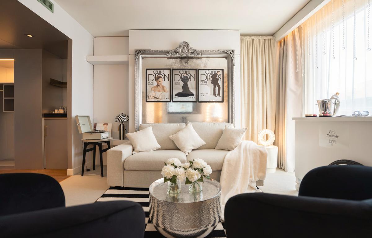 À Paris, un grand hôtel se transforme en sanctuaire pour les fans de Céline Dion