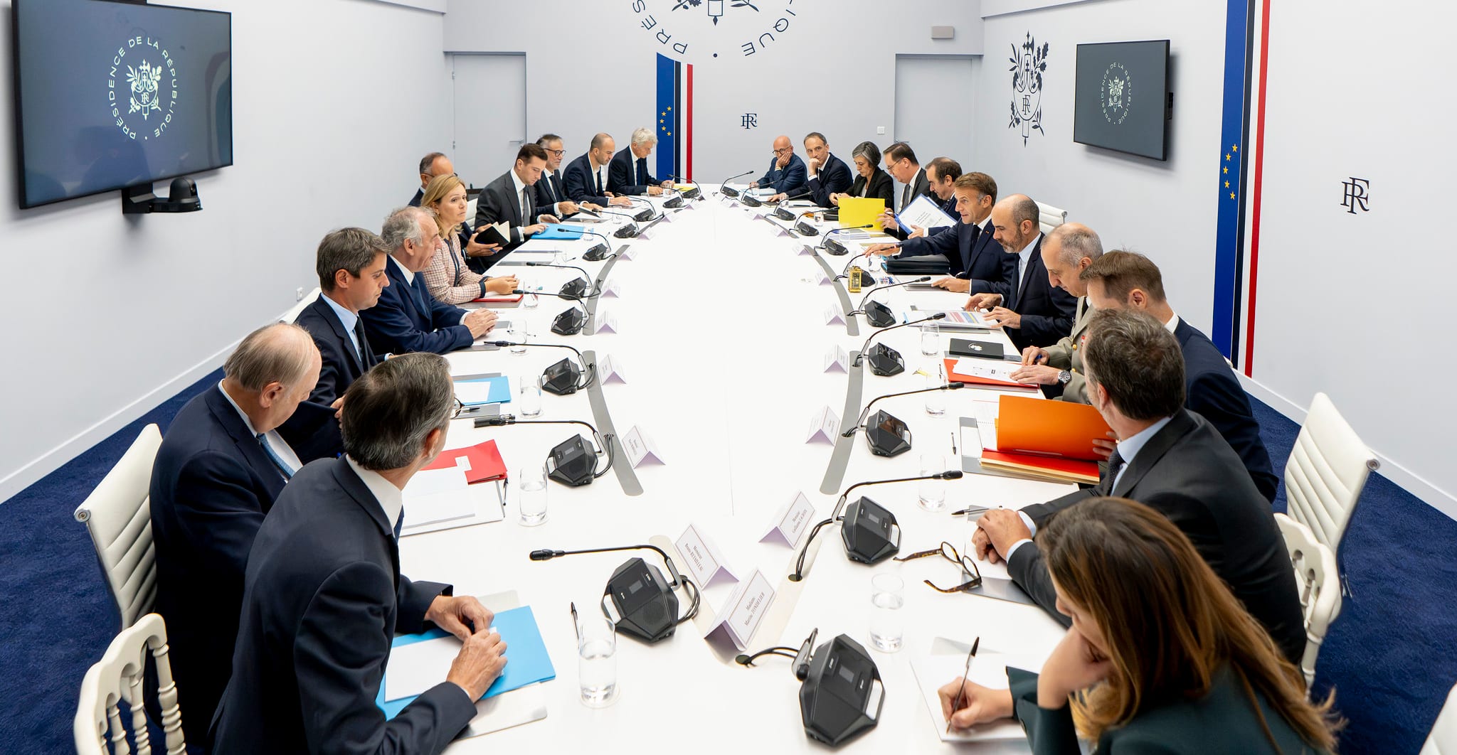 Sécurité et énergie : Emmanuel Macron réunit les chefs de parti face aux crises internationales
