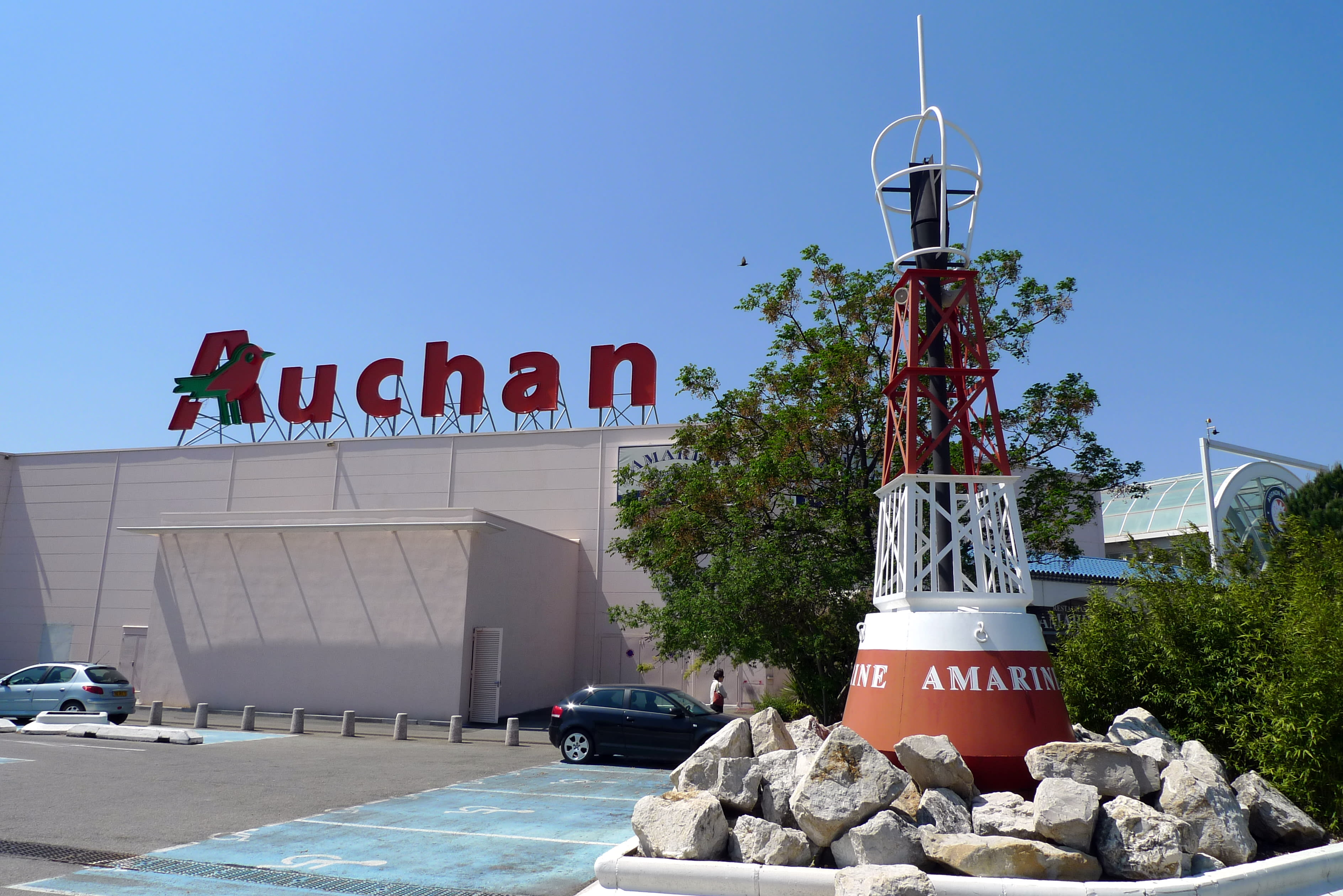 Moscou prend le contrôle d'Auchan et Leroy Merlin, Paris proteste