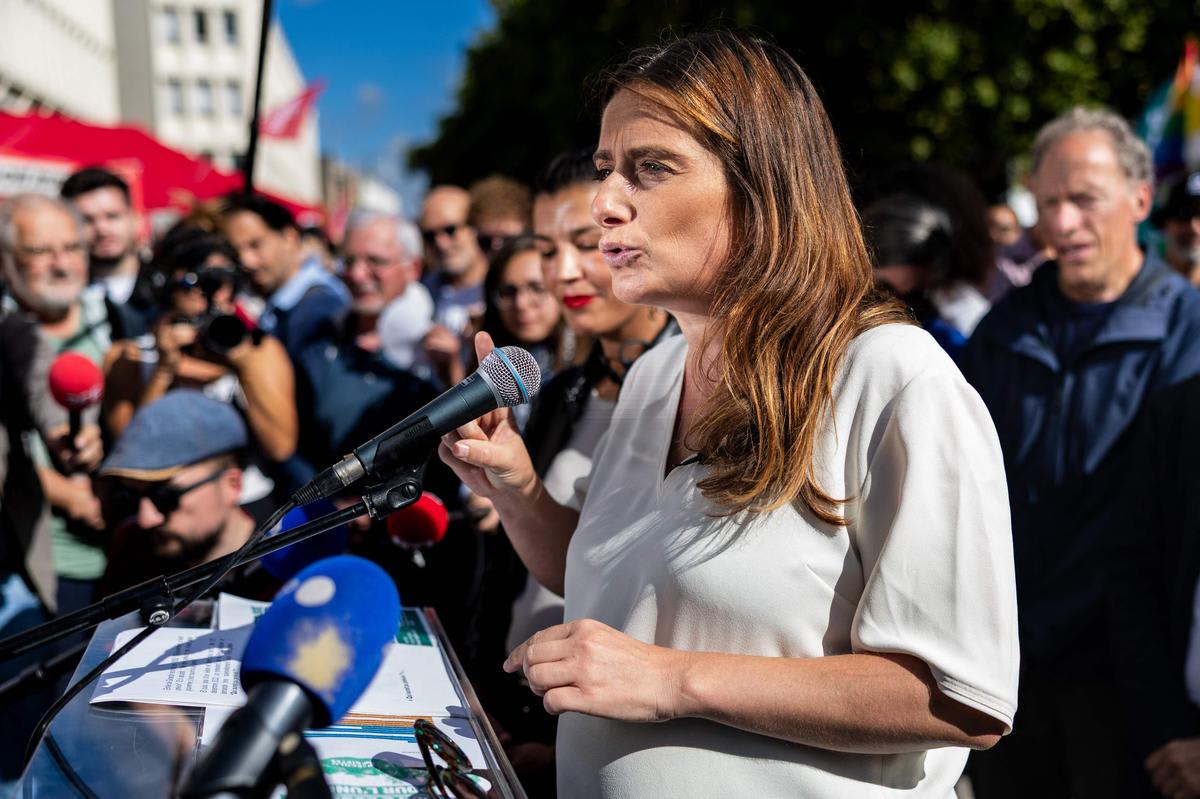 Marine Tondelier lie climat et droits des femmes lors d’un rassemblement à Arras