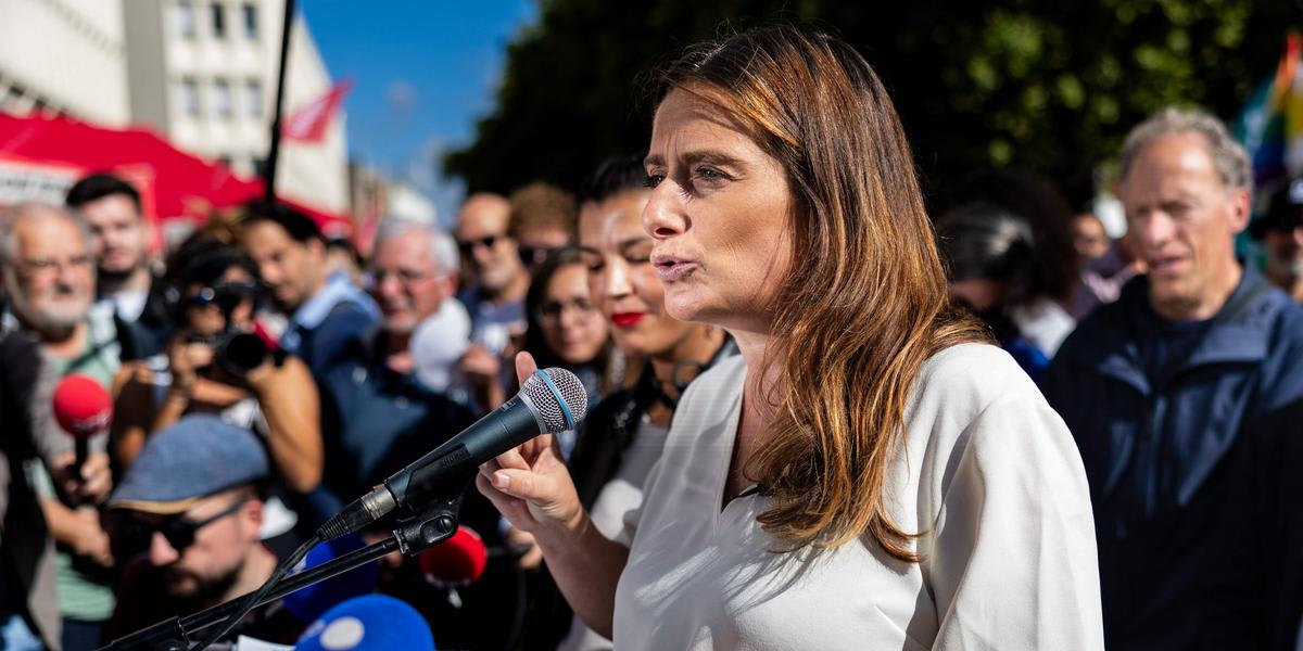Marine Tondelier lie climat et droits des femmes lors d’un rassemblement à Arras