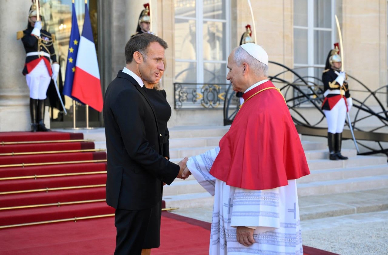 En visite à Paris, le pape Léon XIV appelle la France à promouvoir la paix