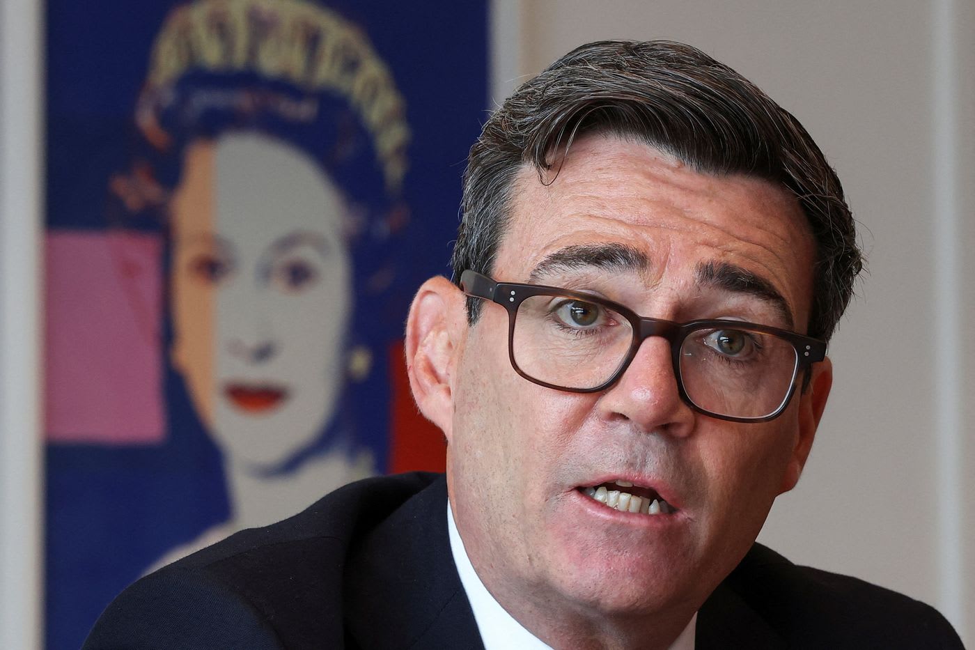 Royaume-Uni : Andy Burnham face au défi budgétaire lors du congrès travailliste