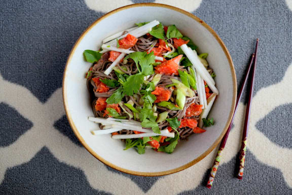 soba noodles with flaked salmon