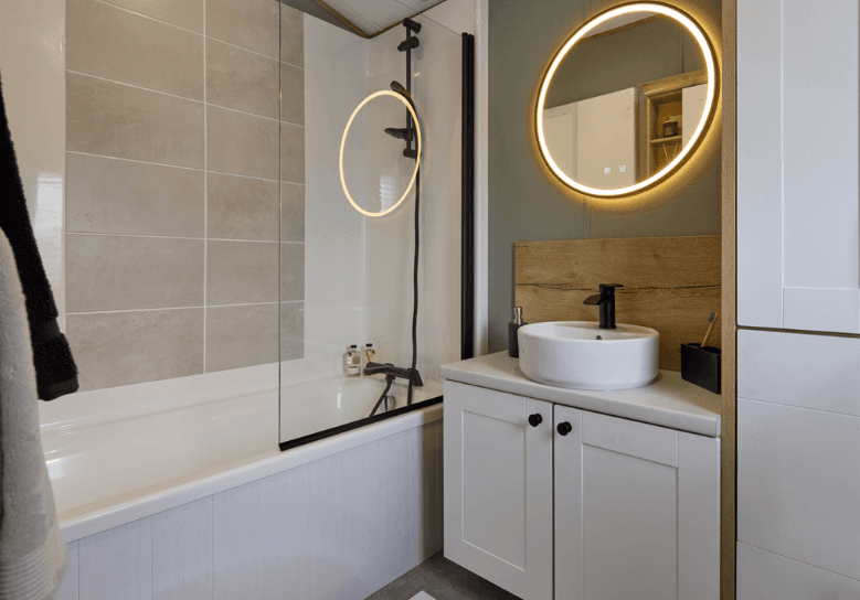 The Willerby Dorchester deluxe ensuite bathroom with all black fixtures and fittings and a bathtub as standard. 
