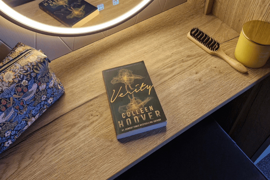 Verity by Colleen Hoover.png
