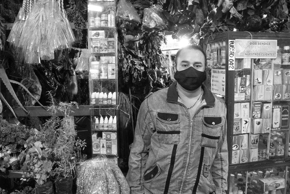 Luis_Fernando_Durango_3_años_vendiendo_plantas_medicinales_en_la_plaza_1_tmfyqk