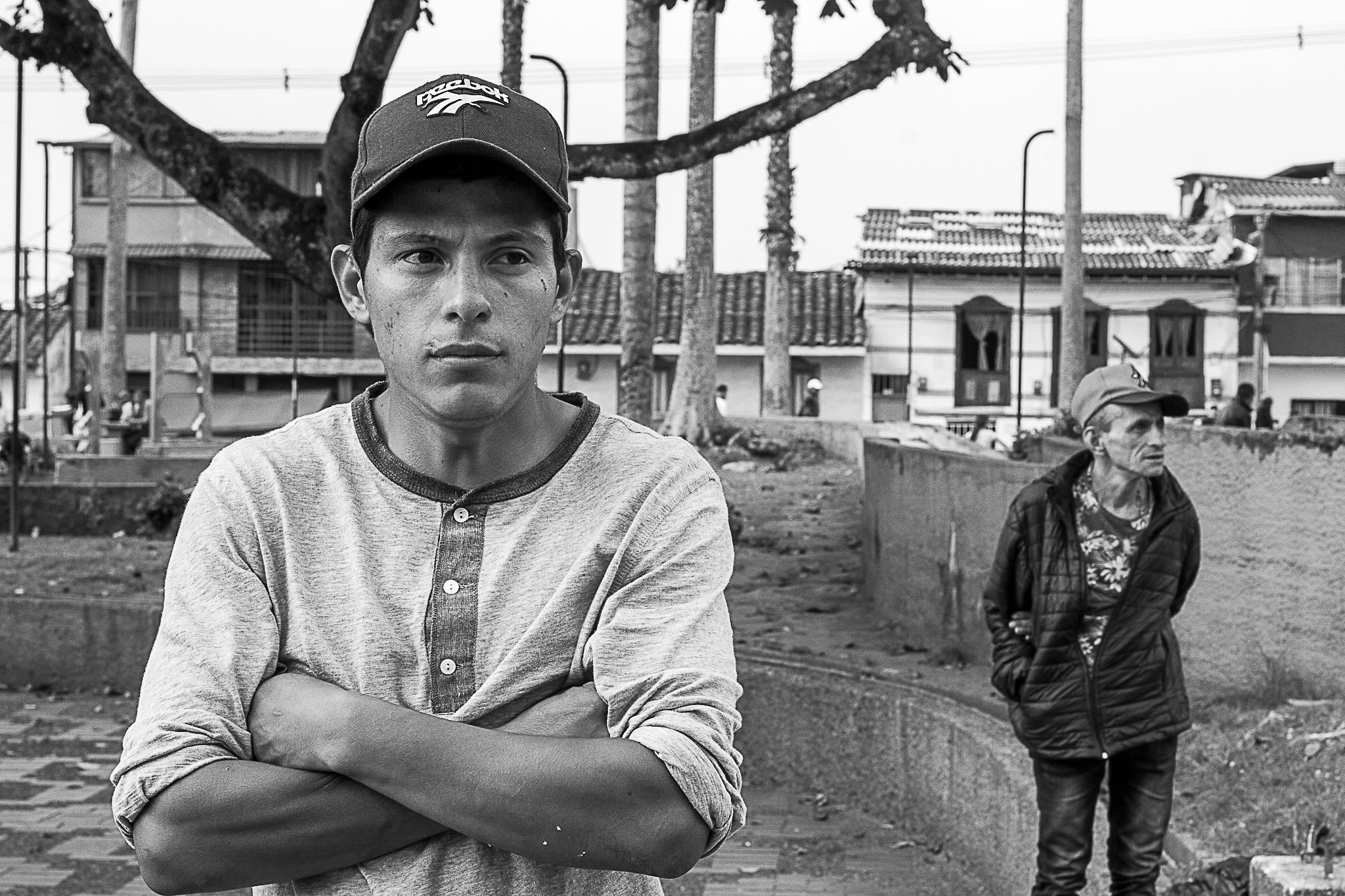 JONATAN_MORENO_CASTAÑO_23_AÑOS_DE_EDAD_-_SAMANA_CALDAS_-_VIVE_EN_LA_CALLE_HACE_UN_MES_-_TRABAJANDO_COMO_COTERO_EN_LA_GALERIA_1_xwuz6l