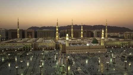 Masjid Nabawi birds-eye view on sunrise showing the Hotel Al Eiman Taibah on the back