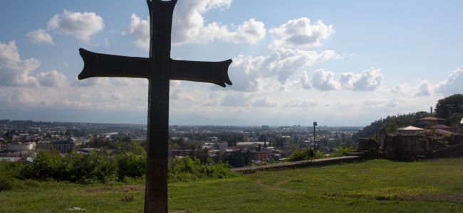 Крест у храма Баграта