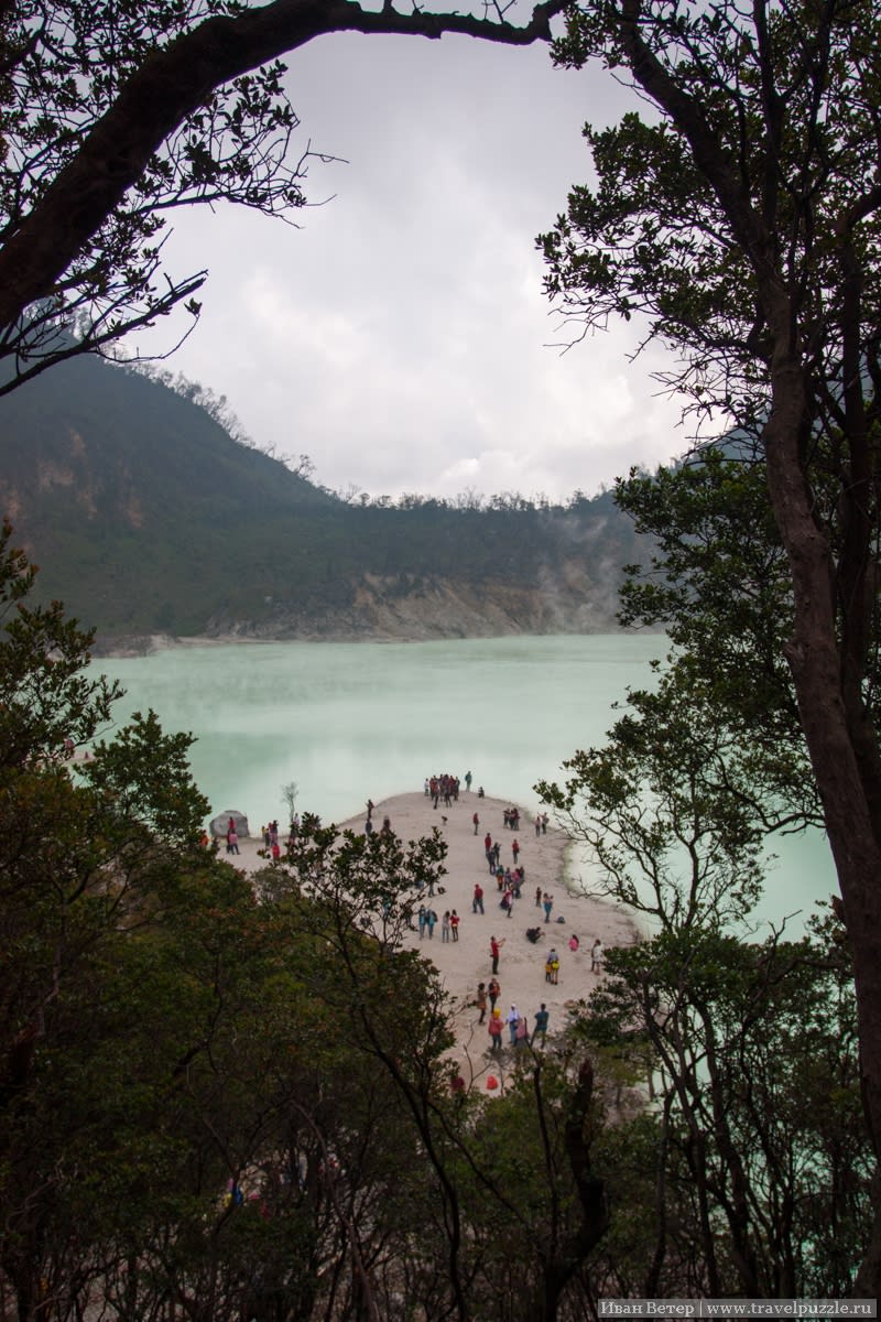 Kawah putih сквозь деревья с одного из холмов.