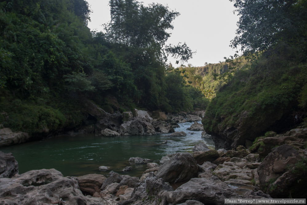 Ущелье вблизи и вода красивого цвета
