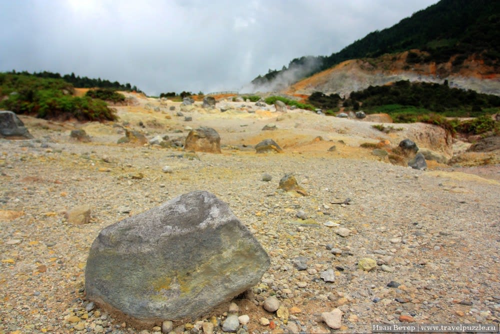 Камни в сере