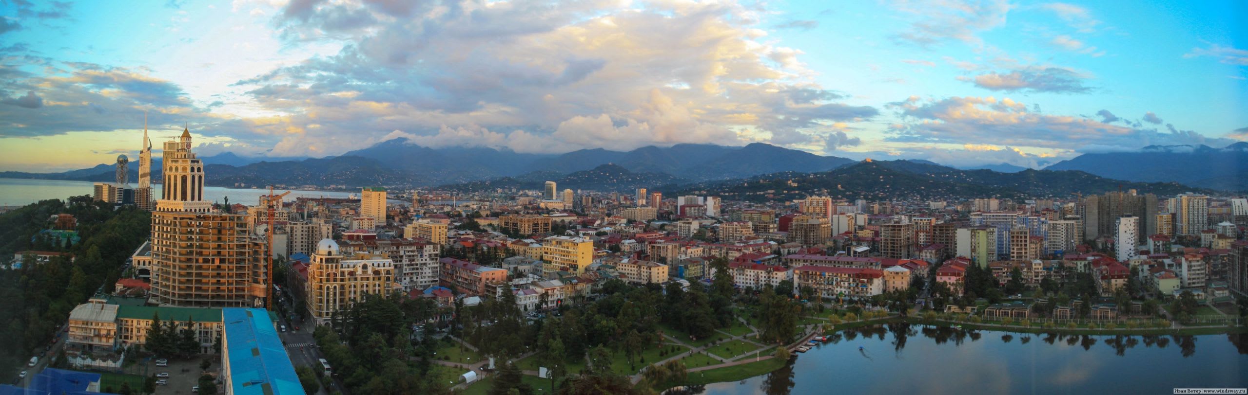 Панорама Батуми: море, город и горы.