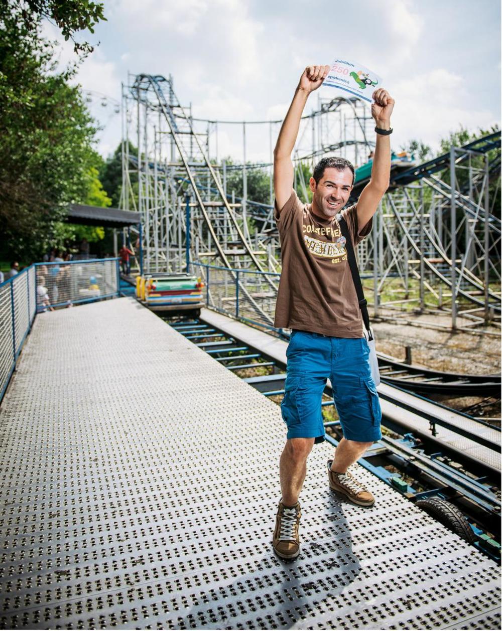 <p class="p1"><span class="s1"><b>Das ist Bahnsinn!&nbsp;</b></span>Coaster-Counter Florian Wetzel feiert seine<br />
250. Achterbahn.&nbsp;</p>