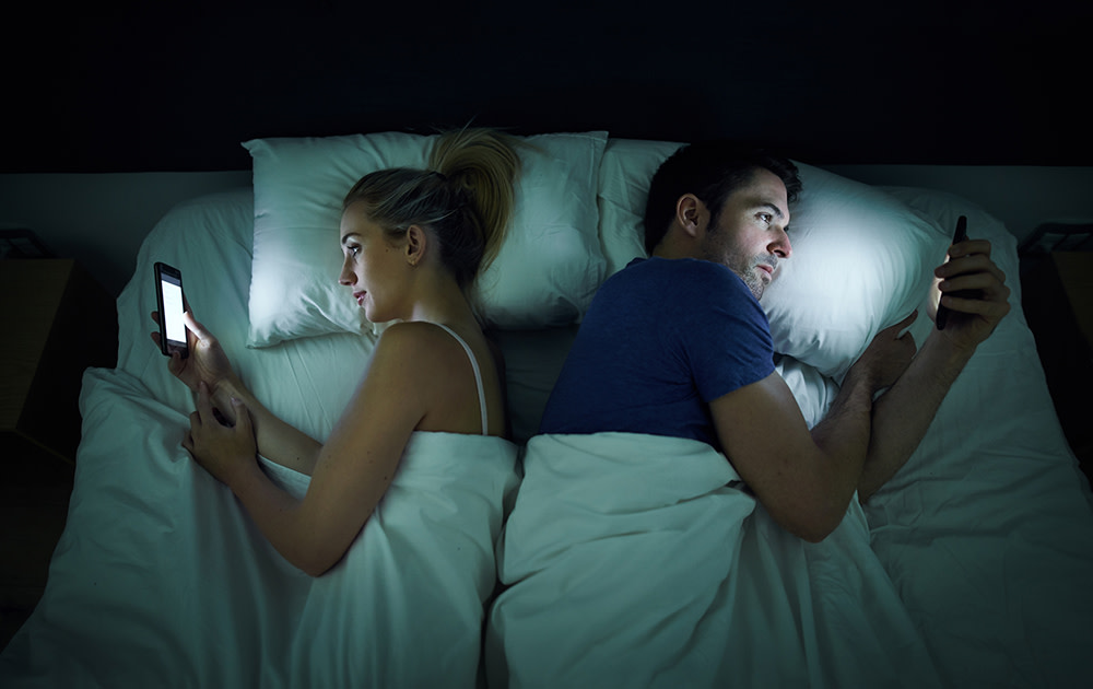 Smartphone im Bett