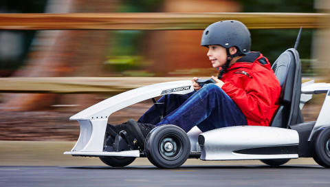 Wer mit diesem Go-Kart fährt, hat die Eltern stets im Nacken