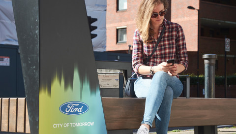 Diese Londoner Parkbänke laden Handy-Akkus auf