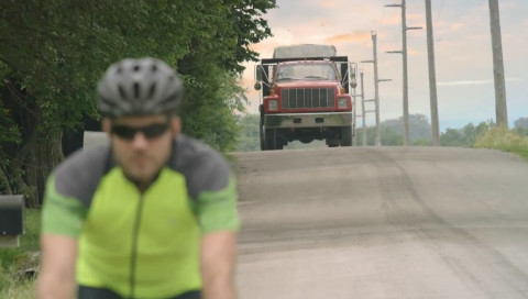 Der Fahrrad-Radar von Garmin warnt vor Gefahren im toten Winkel