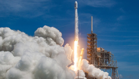 SpaceX gelingen zwei Starts und Landungen in Rekordzeit