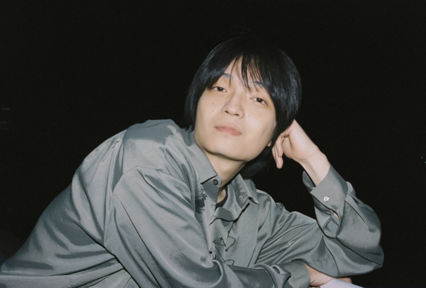 岡山天音「自分を認めないと、他者も認められない」過去一の覚悟で挑んだ“笑いに取り憑かれた男”【vol.1】 | with digital（講談社）