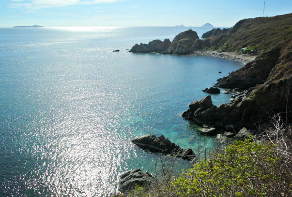 The long coastline of Nha Trang, which borders on the south central part of Vietnam, offers views of emerald sea and azure sky.