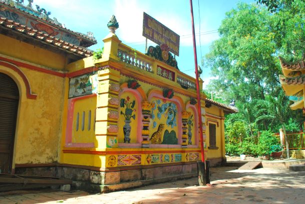 Go off the beaten track and explore this island located in the middle of the Mekong Delta by bicycle.