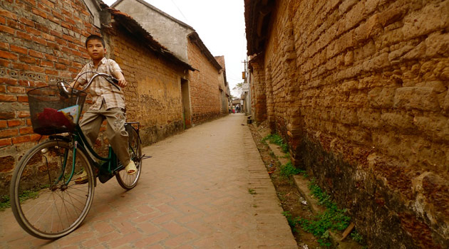 Visit Duong Lam, a rustic agricultural village located in the Northern Red River delta, where ancient hundred-year-old houses still stand.