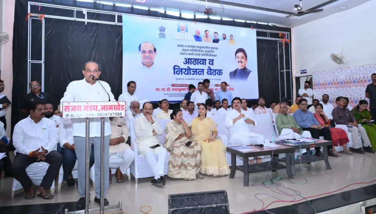 दुष्काळी परिस्थितीत शेतकऱ्यांना दिलासा द्या; नियम-कायद्यांचे कारण सांगून गैरसमज पसरवू नका! -पालकमंत्री राधाकृष्ण विखे