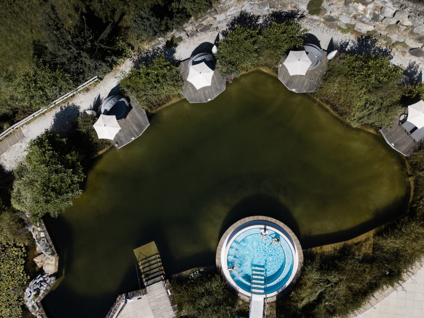 Vista aérea do lago natural para banho do Hoteltherme e de sua piscina termal circular