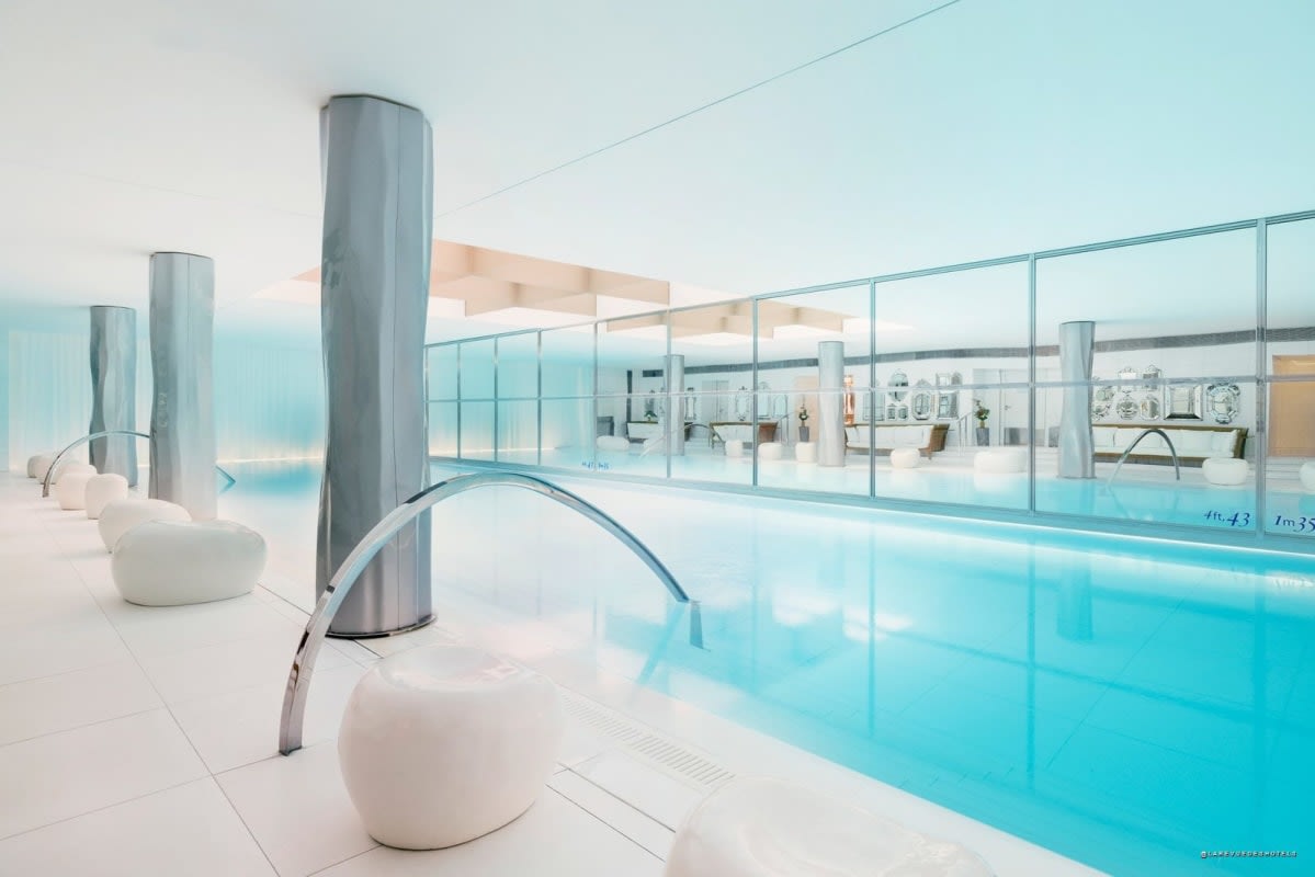 Der 23 Meter lange Pool des Raffles Spa mit Säulen und blauem Licht