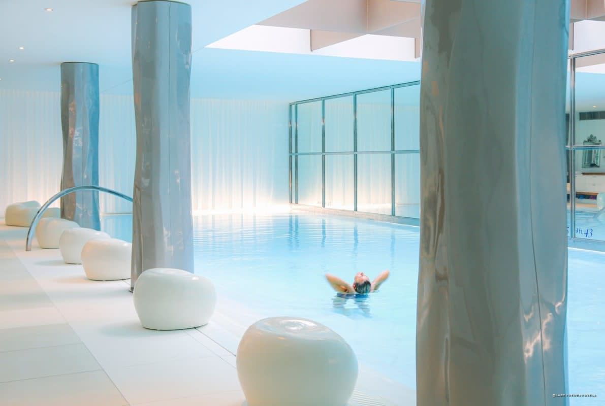 Das Spa-Becken vom anderen Ende aus gesehen mit einer Schwimmerin im Hintergrund