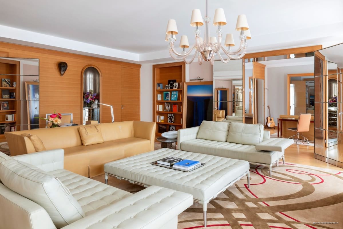 Das Wohnzimmer einer großen Suite mit Bibliothek und Kronleuchter