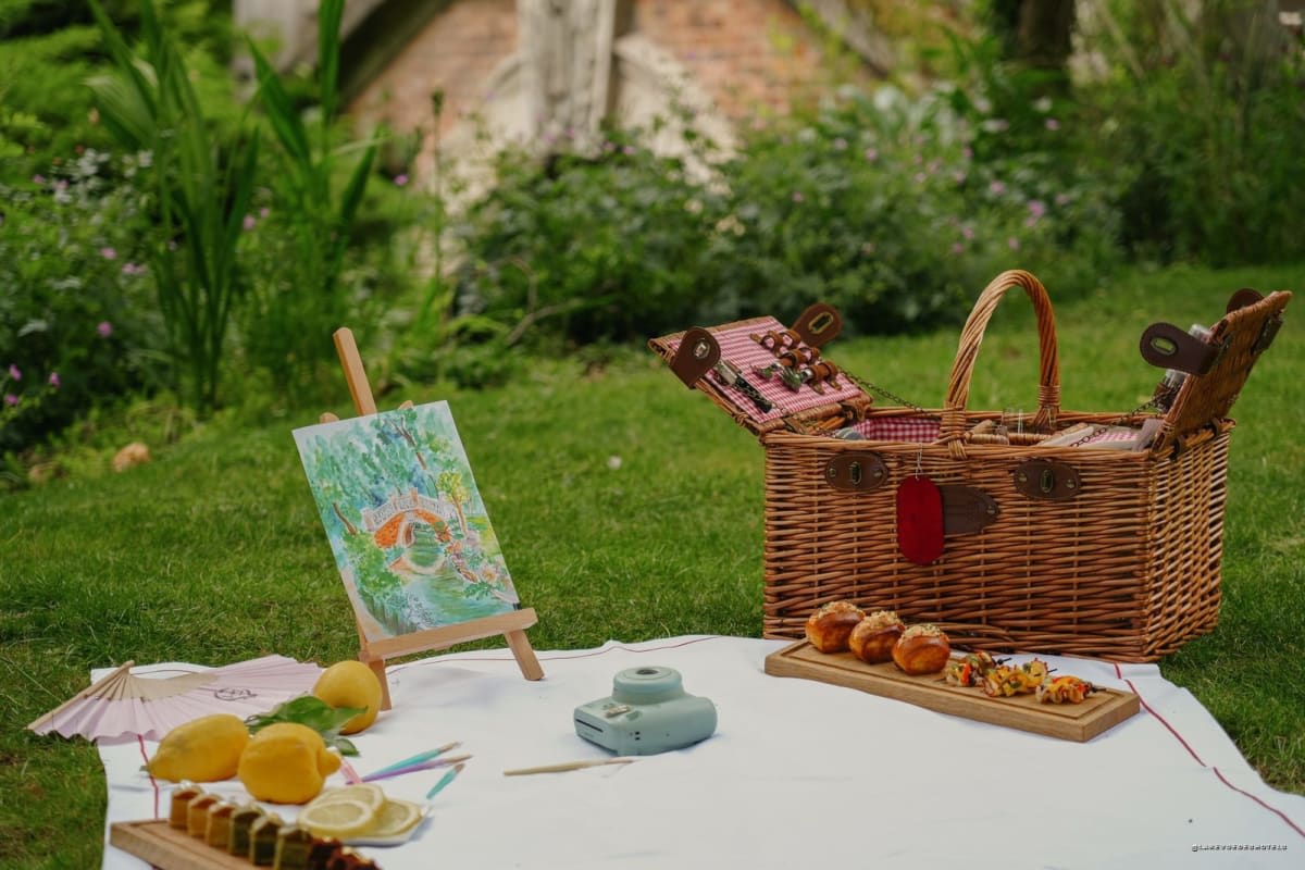 Ein vom Hotel vorbereiteter Picknickkorb auf dem Rasen des Gartens