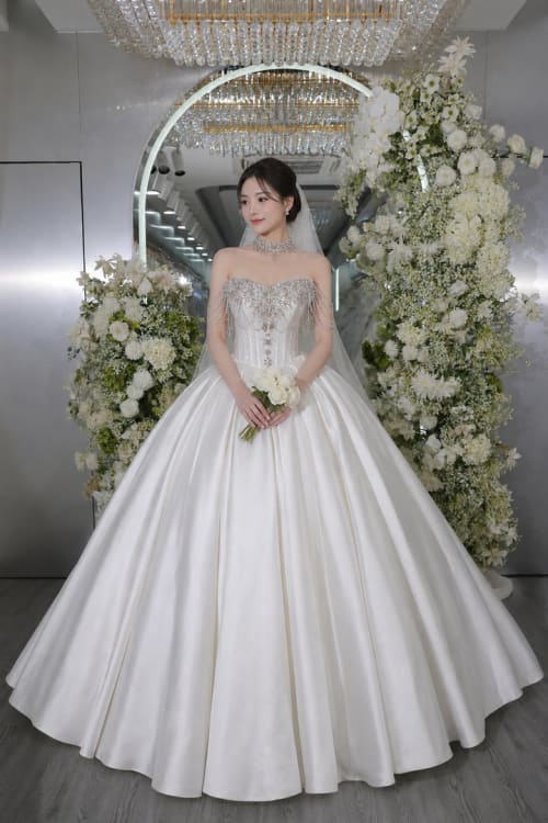 Mẫu váy cưới dòng Gold số 50 — Trung Nguyễn Bridal