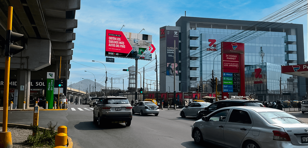 Avenida de Lima con paneles publicitarios de Input