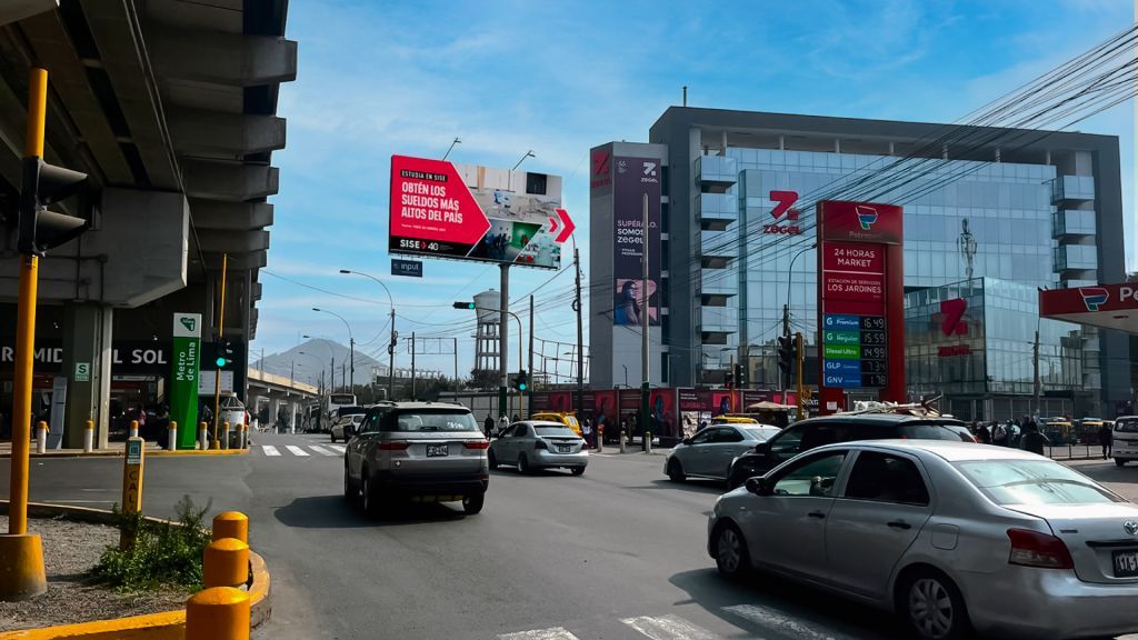 Panel publicitario de Input en vía de alto tránsito
