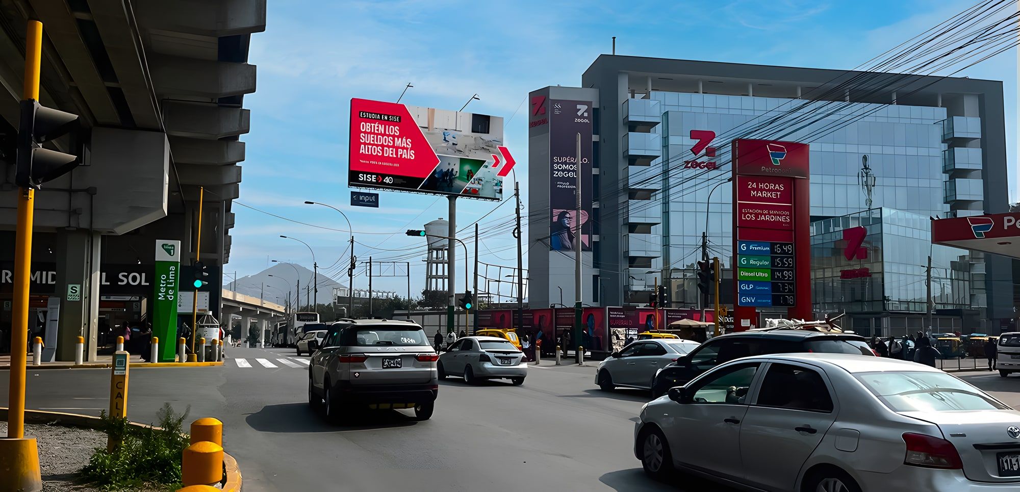 Avenida de Lima con paneles publicitarios de Input
