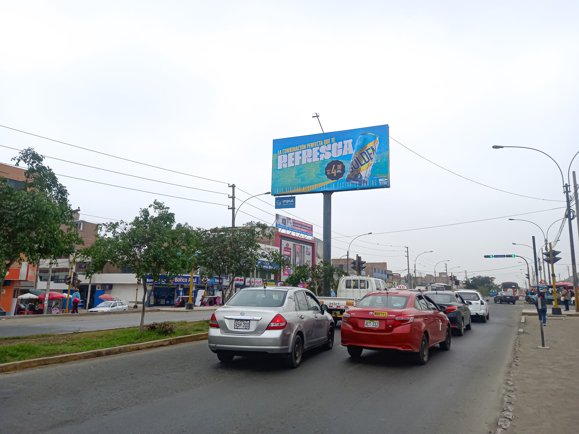 Panel publicitario en COM-002 A