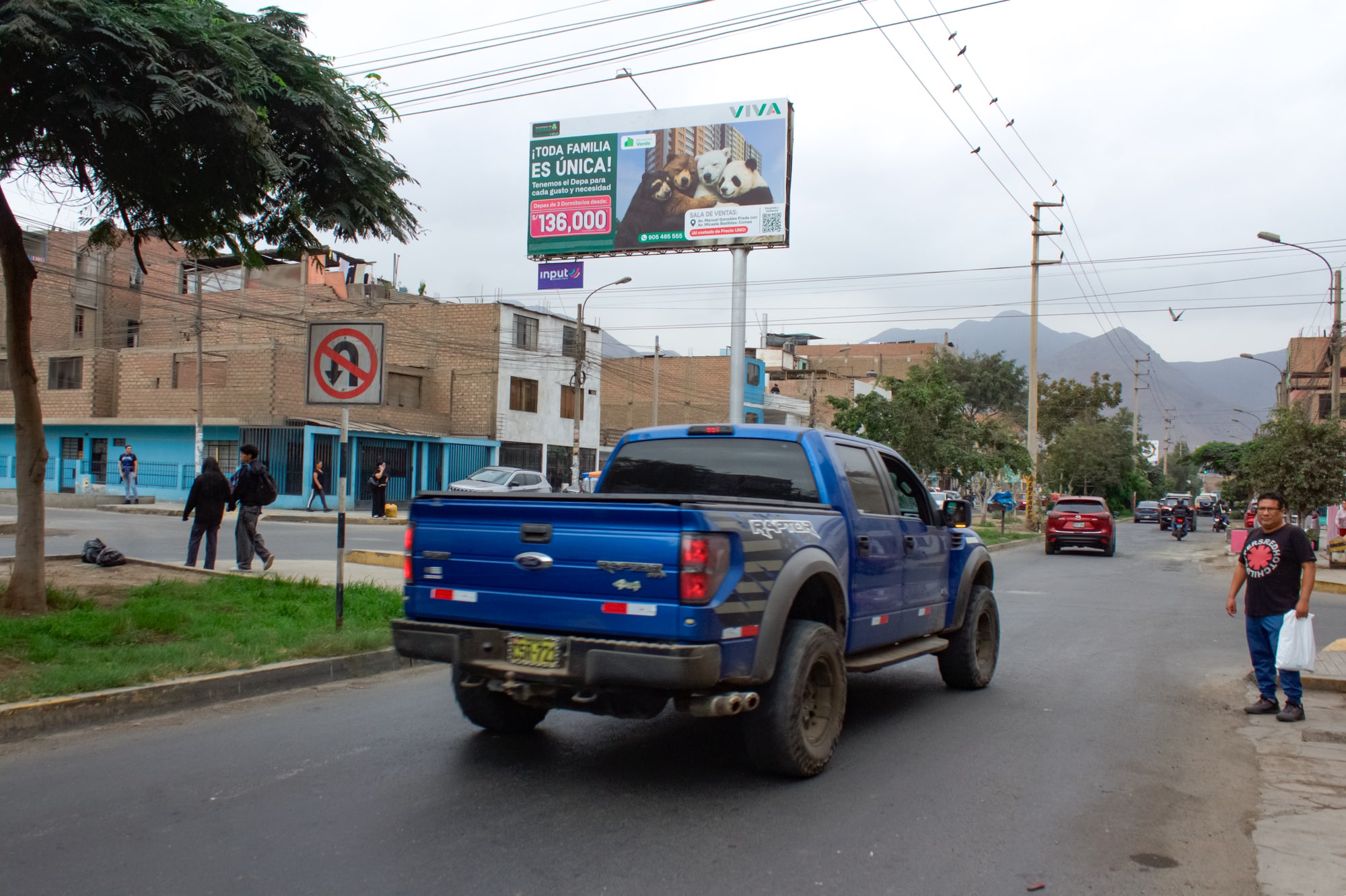 Panel publicitario en COM-005 A