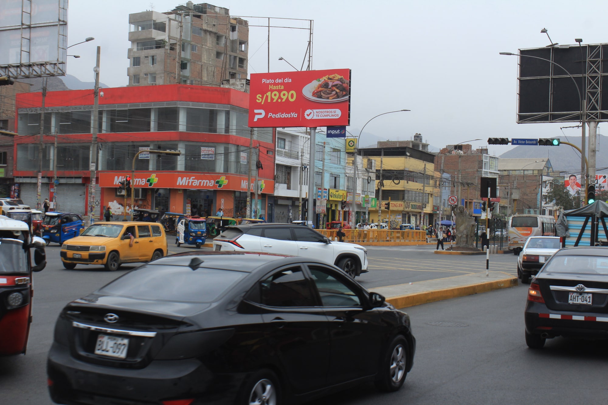 Panel publicitario en COM-006 A