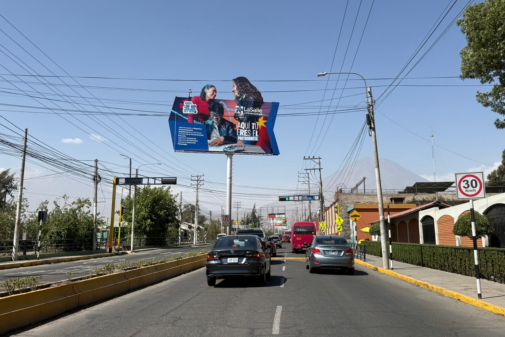 Panel publicitario en ARQ-012