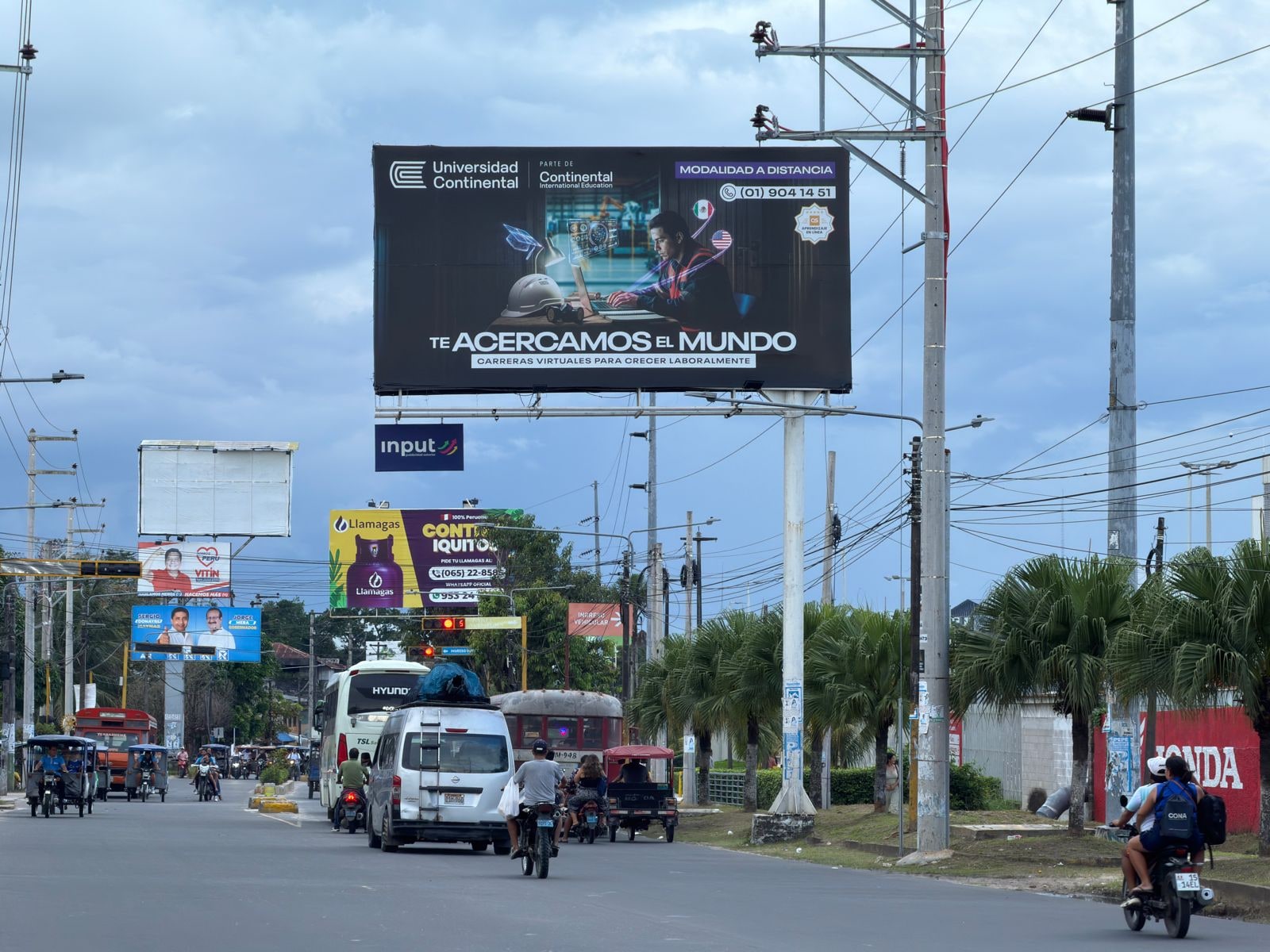 Panel publicitario en IQT-006