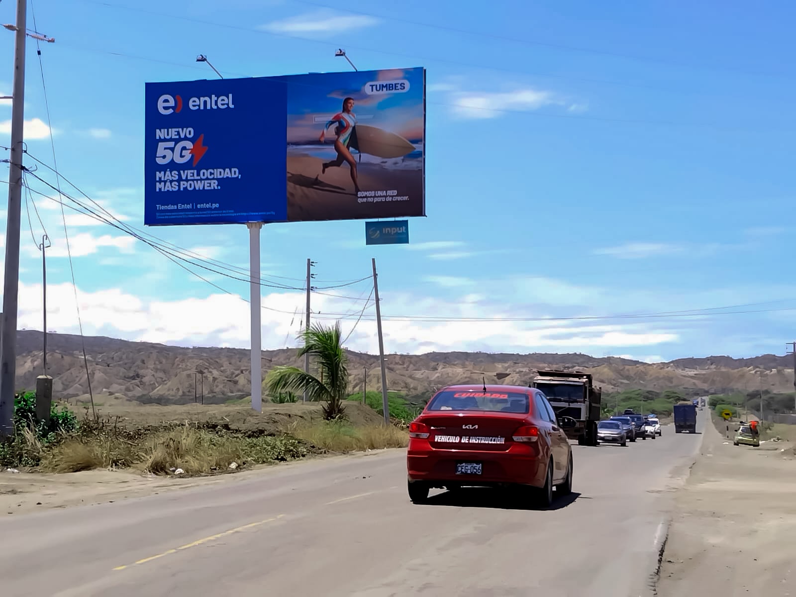 Panel publicitario en TUM-002 B