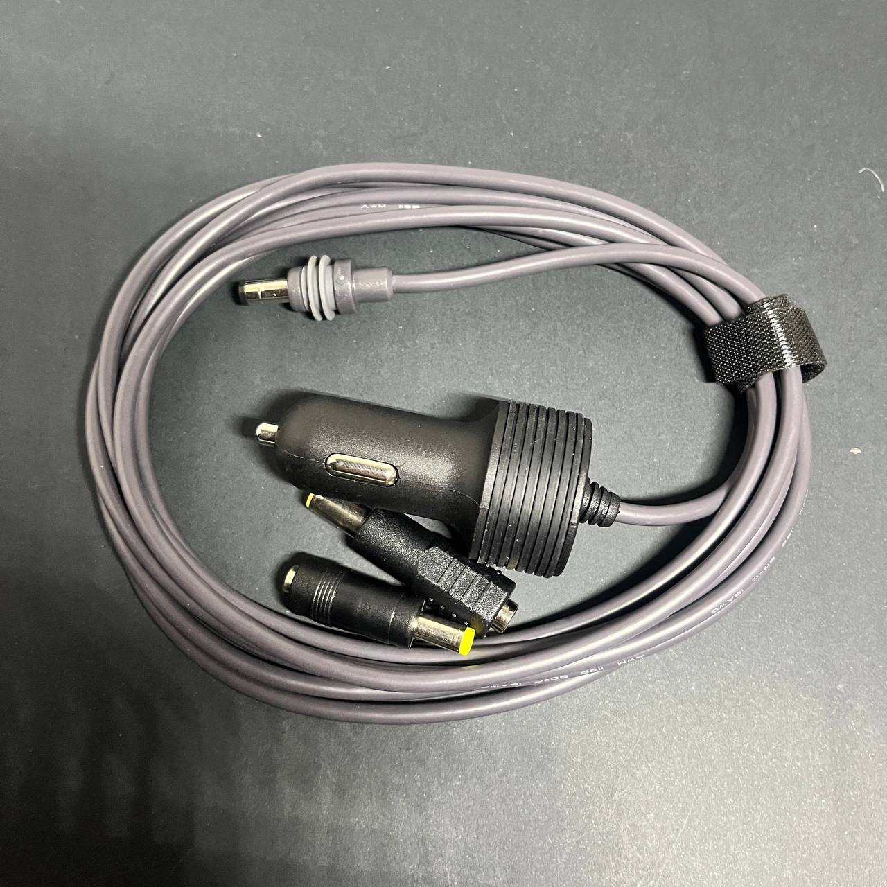 Cargador de Auto 12V para Pantallas y DVD Portátiles (Multiusos)