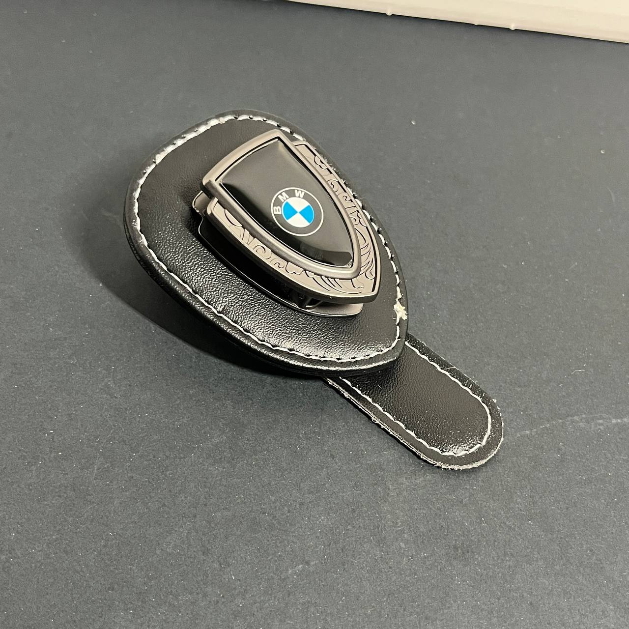Clip Portagafas Premium para Visera de Auto | Estilo BMW Cuero PU | Soporte Organizador de Lentes