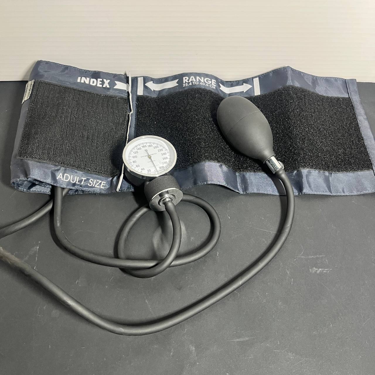 Esfigmomanómetro Aneroide Adulto Manual con Brazalete de 25.4 a 40.6 cm
