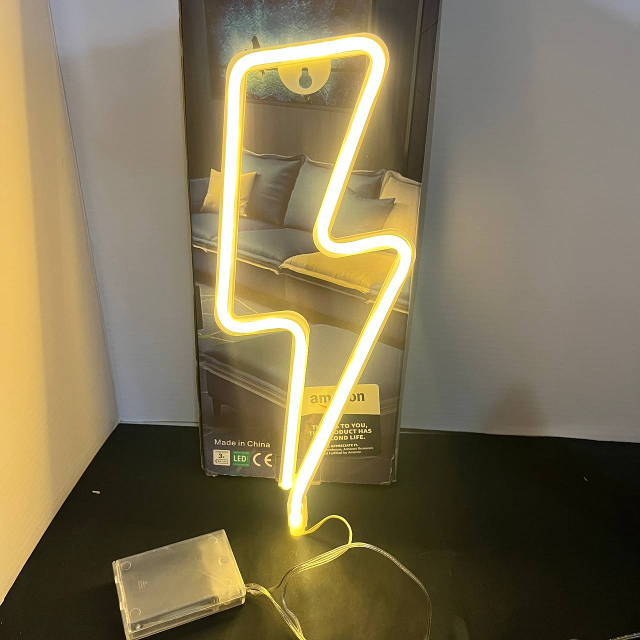 Lámpara de neón LED forma rayo, alimentación por USB y baterías AA, luz cálida